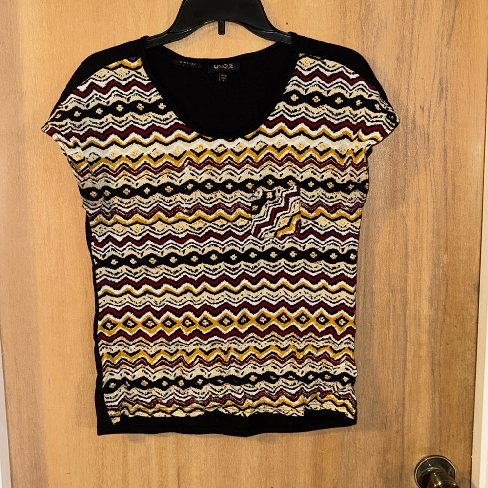 Unique tee